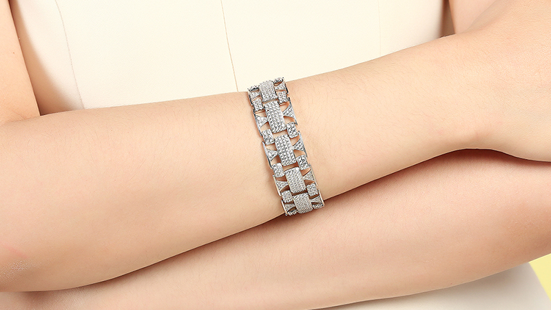 Lắc tay bản to vừa cổ điển vừa hiện đại